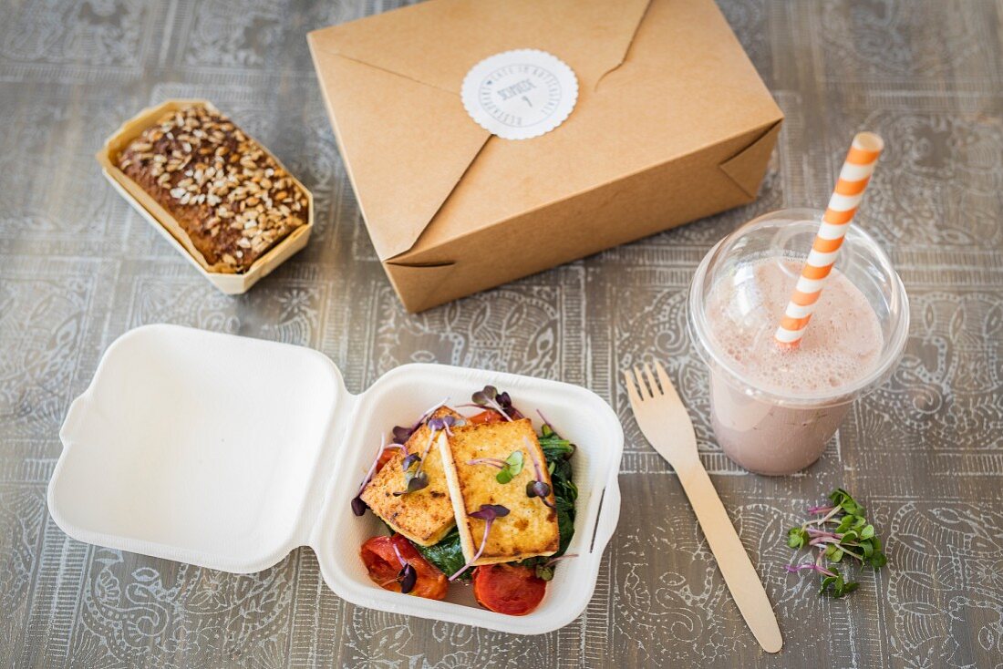 Lunchbox mit Tofu und Spinat