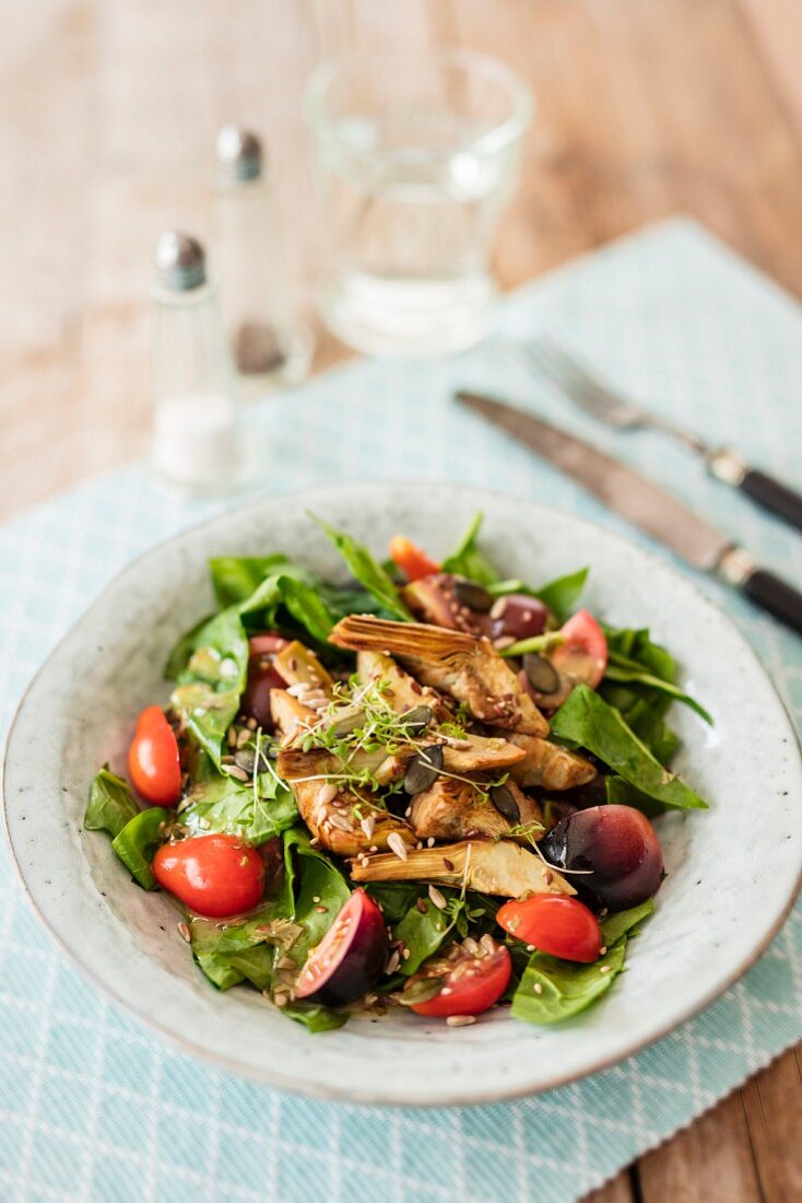 Spinatsalat mit Artischocken und Tomaten