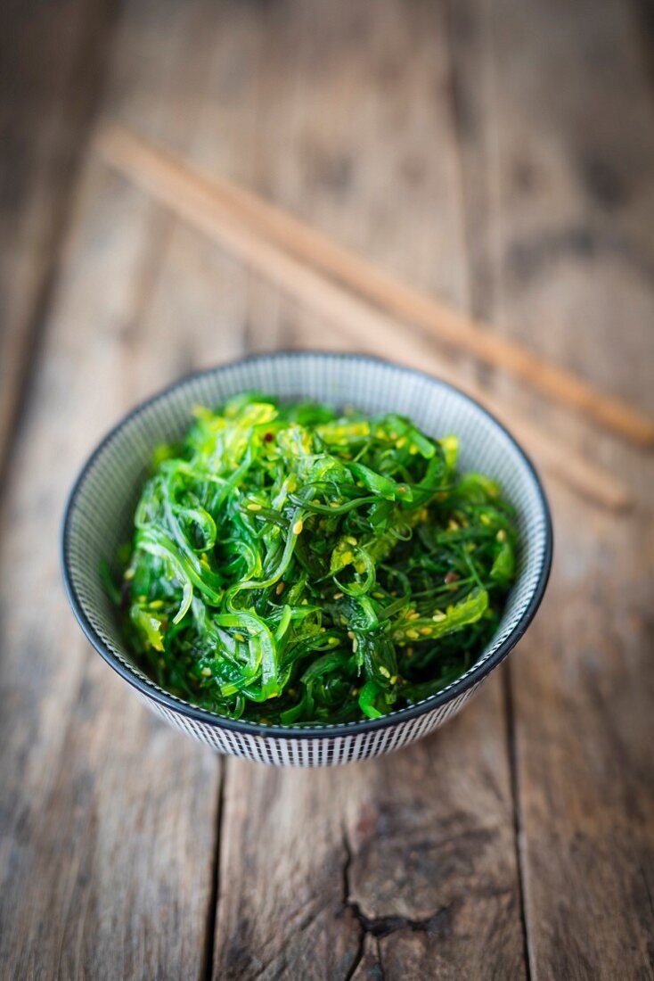 Wakame-Algensalat im Schälchen