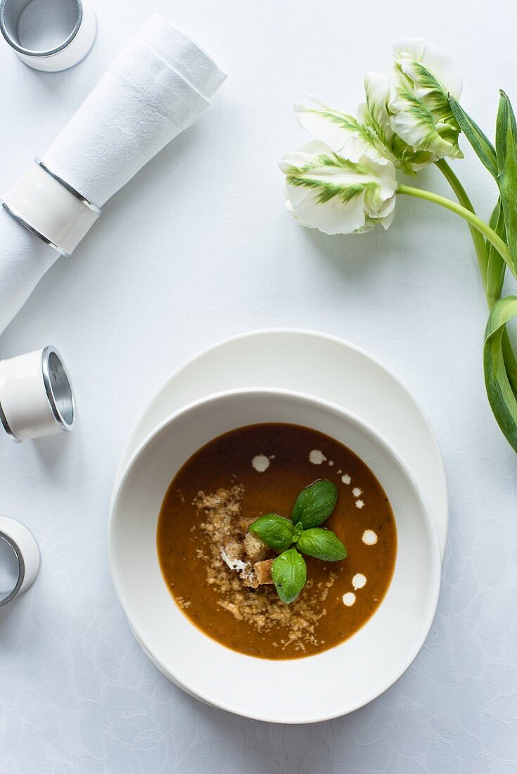 Borschtsch (Rote-Bete-Suppe, Polen) mit Mandelblättchen und Orangenzesten