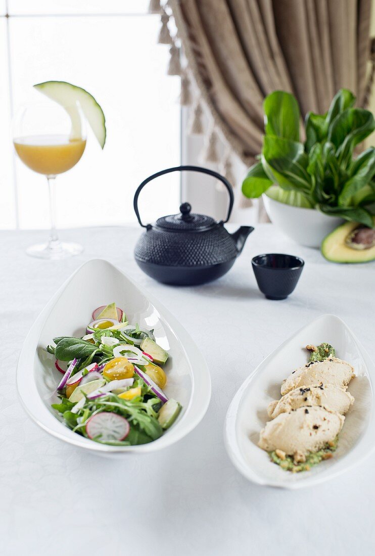 Gemischter Blattsalat mit Gemüse und Avocado, Makrelenpastete mit Pesto und schwarzem Sesam