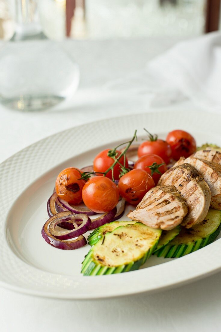 Gegrilltes Schweinefilet mit gegrillten Tomaten, Zucchini und roter Zwiebel