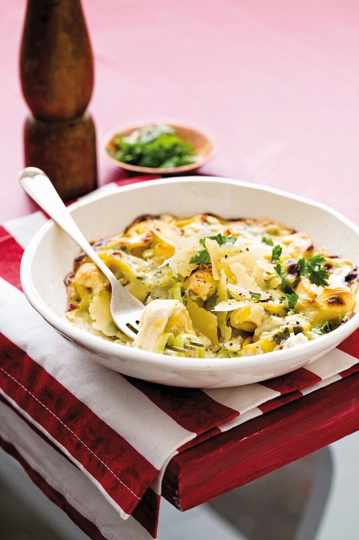 Überbebackene Tortelloni mit Lauch und Blauschimmelkäse