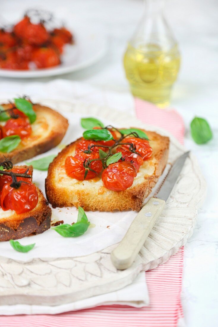 Bruschetta with rosted tomatoes