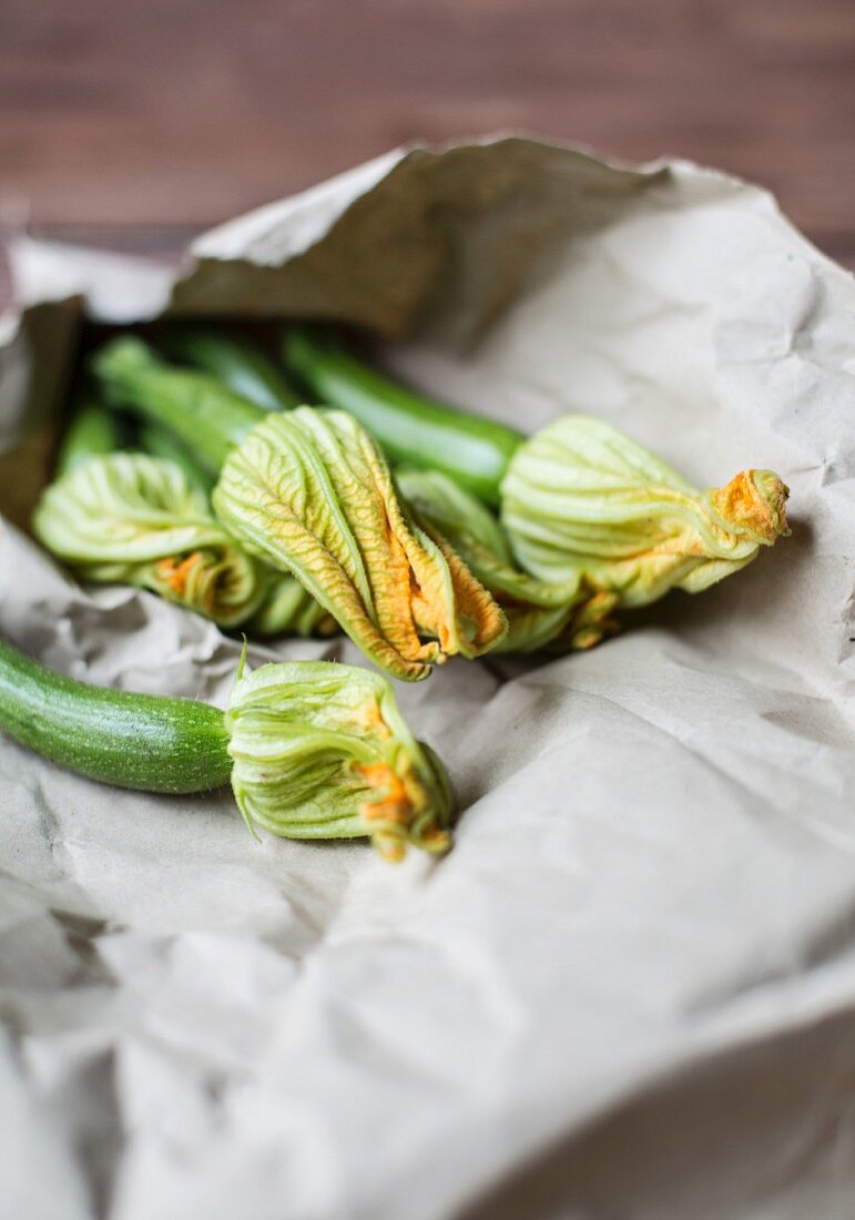 Zucchiniblüten in einer Papiertüte