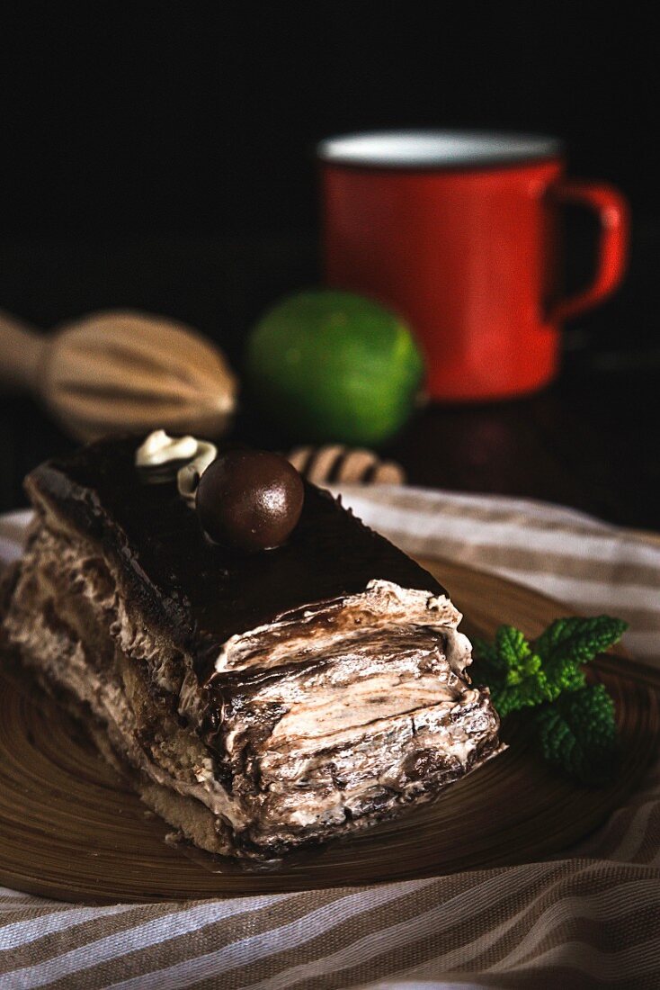 Schokoladen-Sahne-Kuchen mit Praline