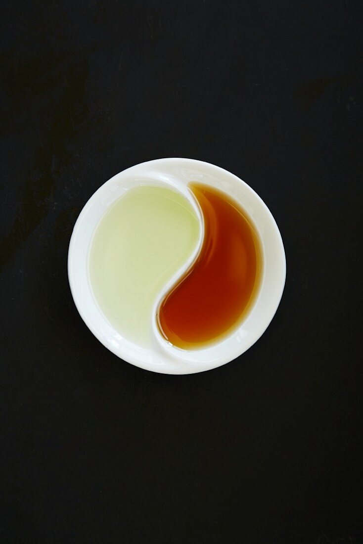 Sesam- und Traubenkernöl in Ying-Yang-Schälchen