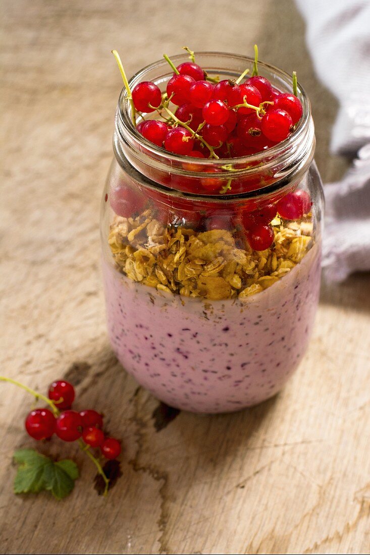A breakfast jar with yoghurt, cheia seeds and redcurrants