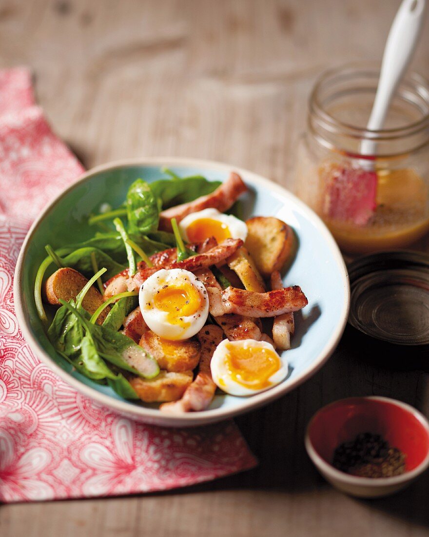 Ham with toasted bread, baby spinach, egg and grape dressing