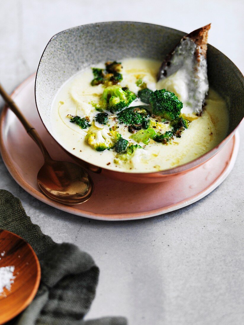 Brokkolisuppe mit Käsetoast