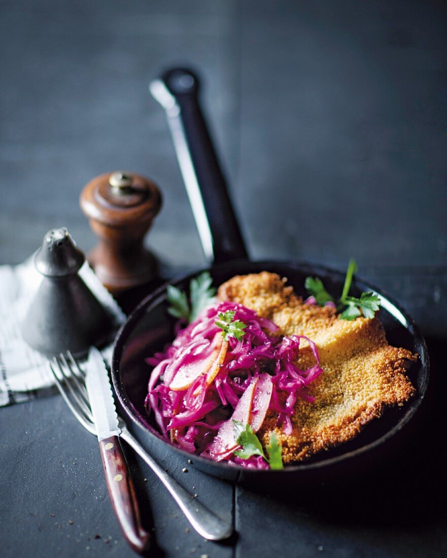 Schweineschnitzel mit Couscous-Panade und warmem Kohlsalat