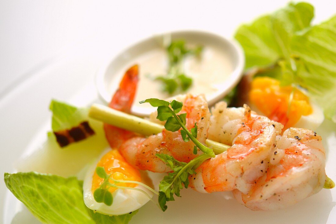 A prawn kebab with egg and aioli (close-up)
