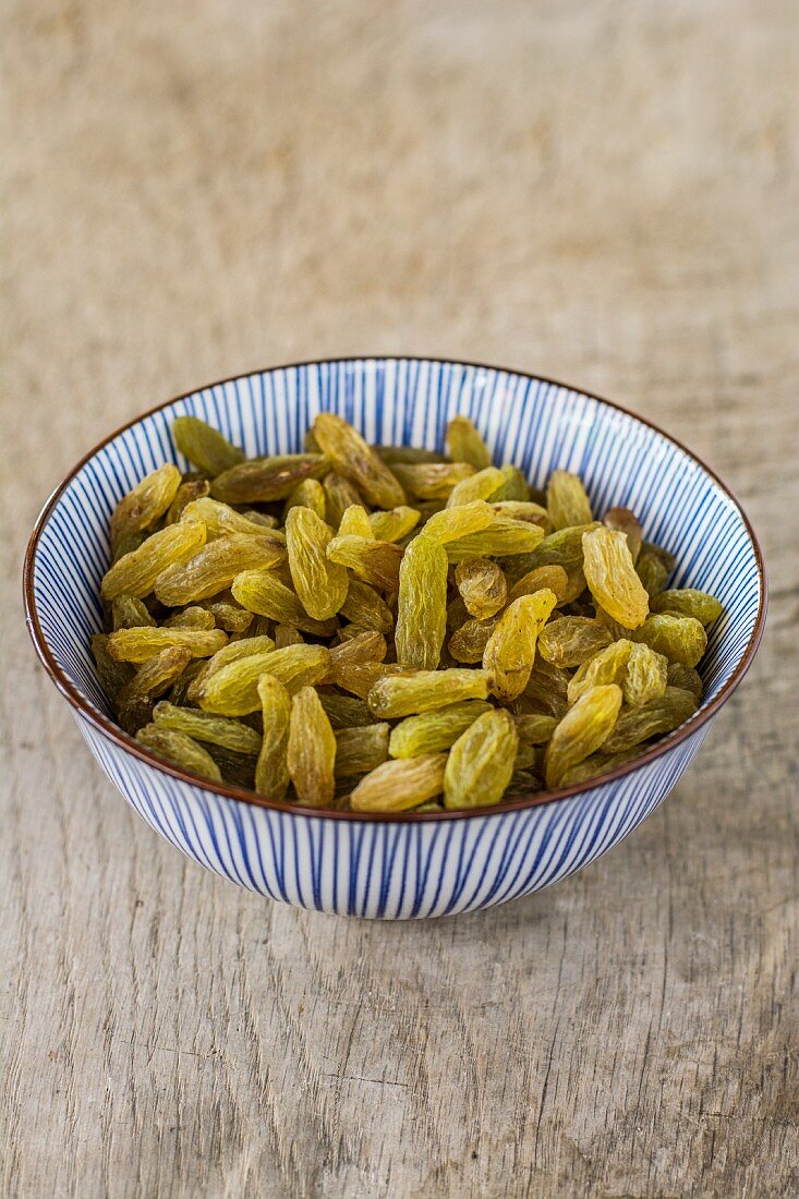 Green sultanas in a bowl