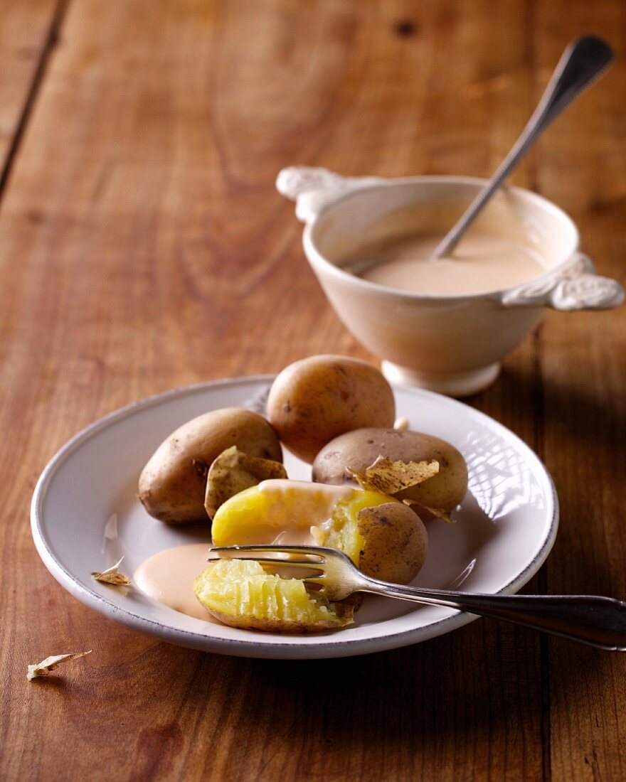 Fonduta (cheese fondue) with potatoes