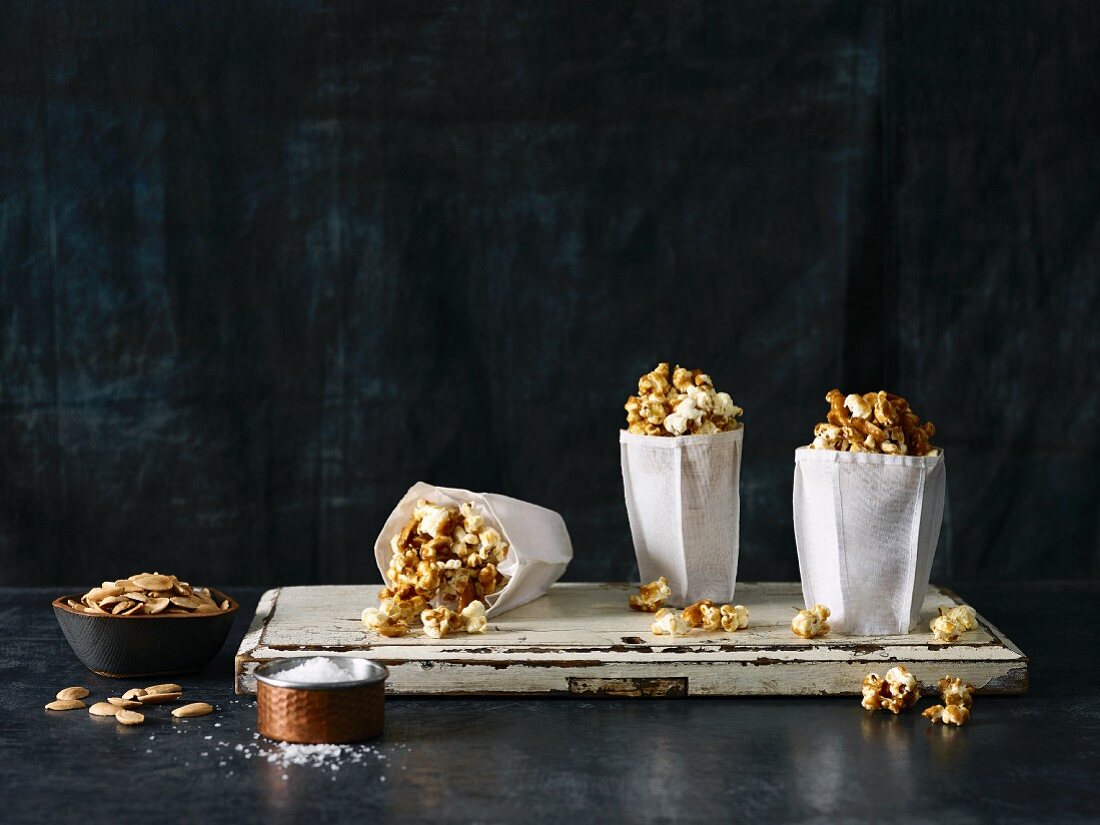 Karamell-Popcorn in Papiertüten