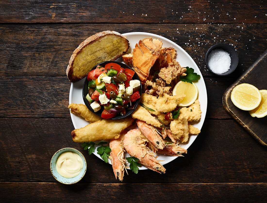 Fritto Misto mit Meeresfrüchten und Griechischem Salat