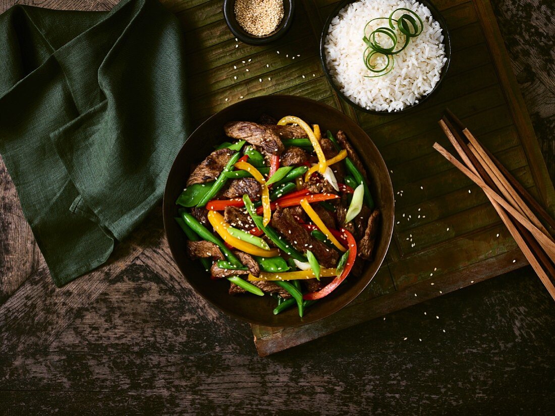 Beef stir-fry with pepper, sesame seeds and rice (Korea)