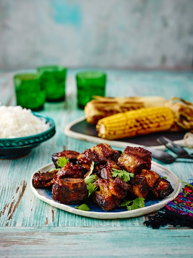 Rinderrippen mit gegrillten Maiskolben (Mexiko)