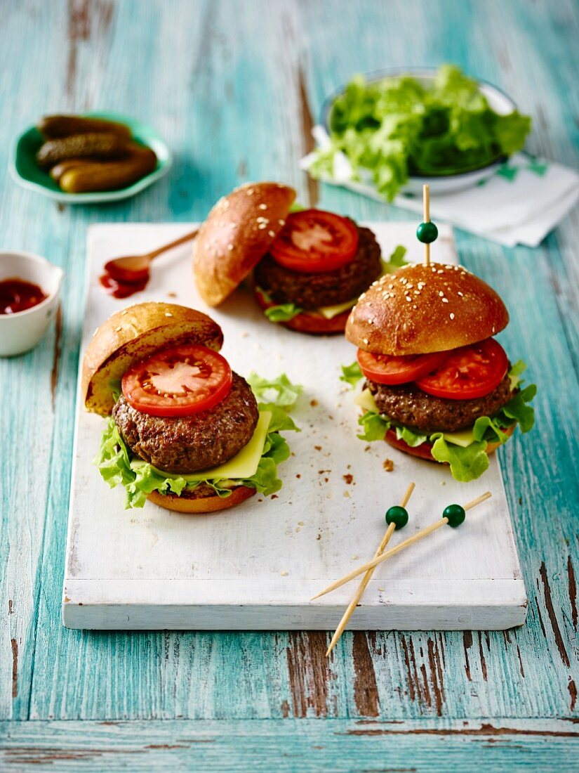 Mini cheeseburgers with tomatoes