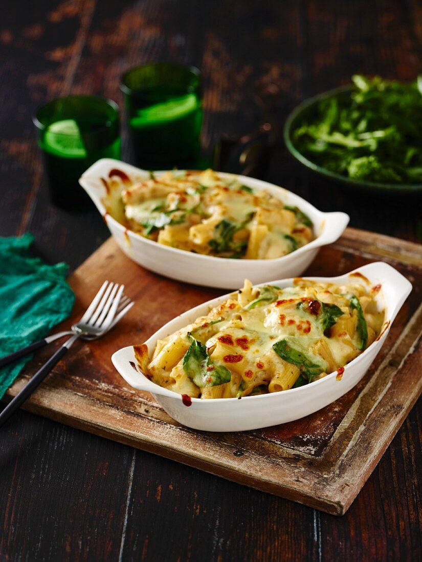 Pasta bake with spinach and cheese