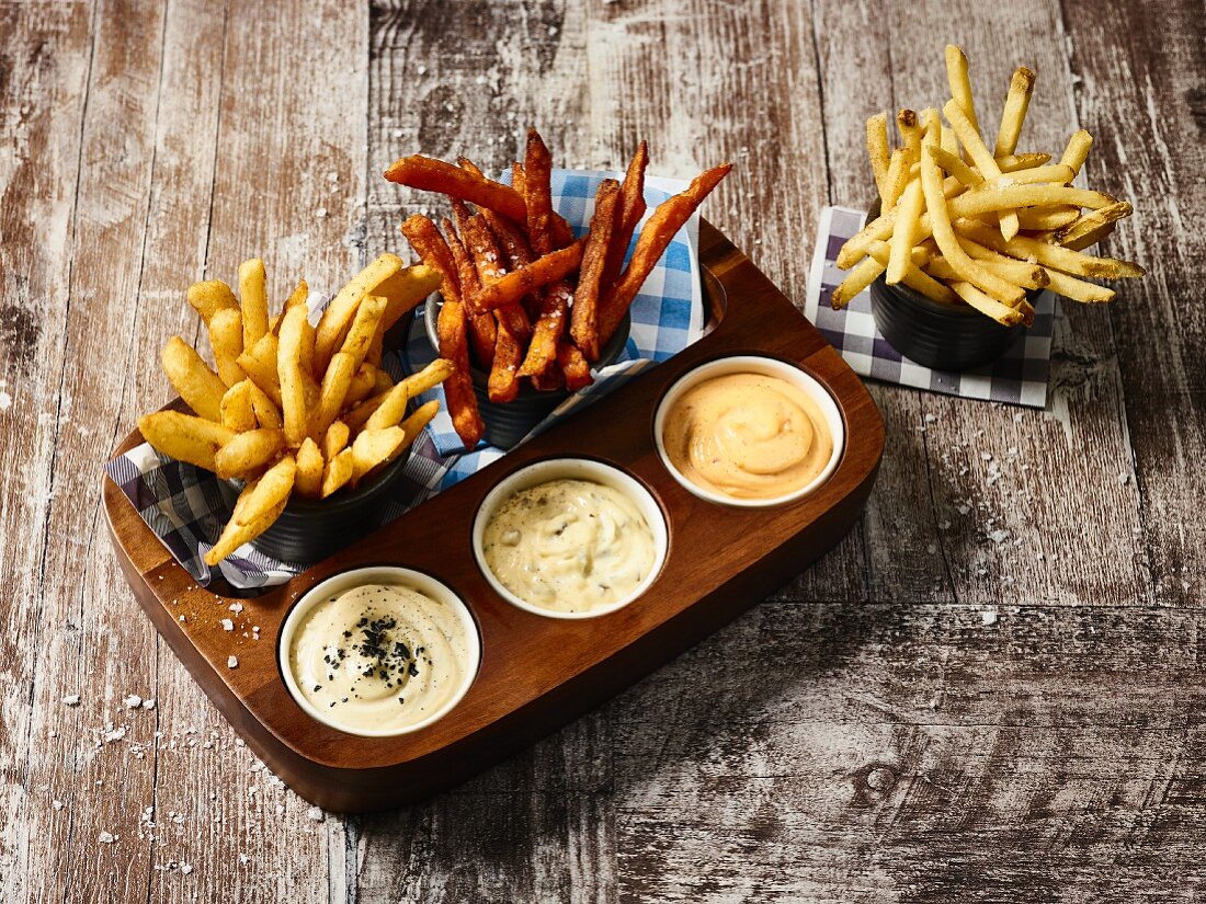 Verschiedene Pommes frites und Dips