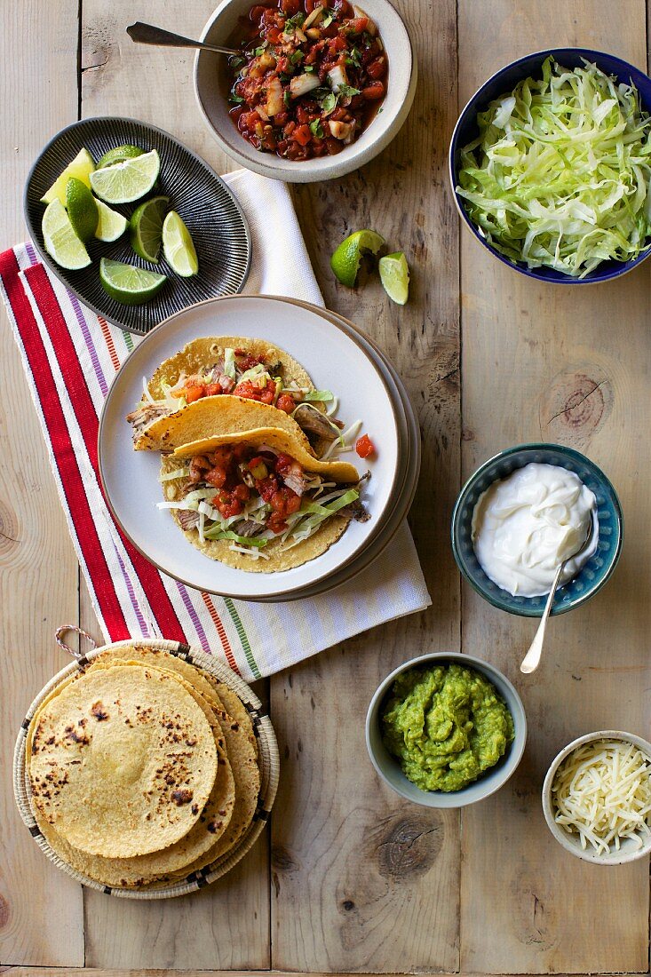 Zutaten für Tacos auf einem Holztisch