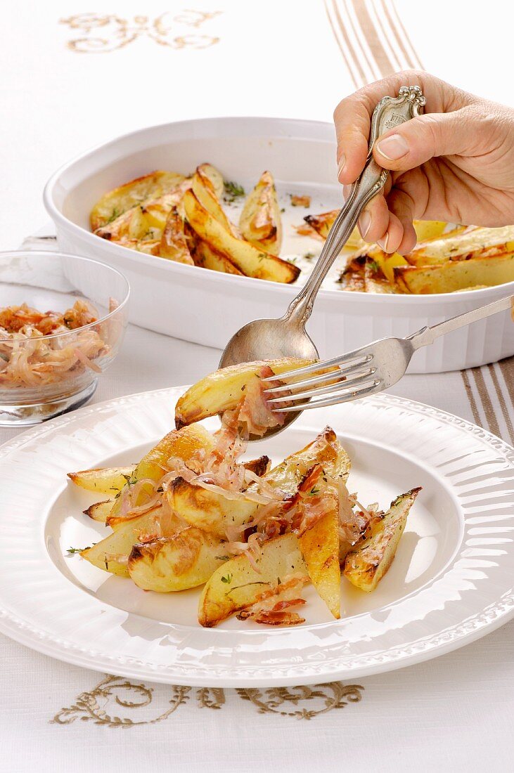 Patate al forno condite (oven-roasted potatoes with onion, Italy)