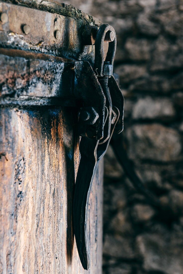 Alter Kupferkessel in der Brennerei für Pastis-Herstellung (Nahaufnahme des Verschlusses), Forcalquier, Frankreich