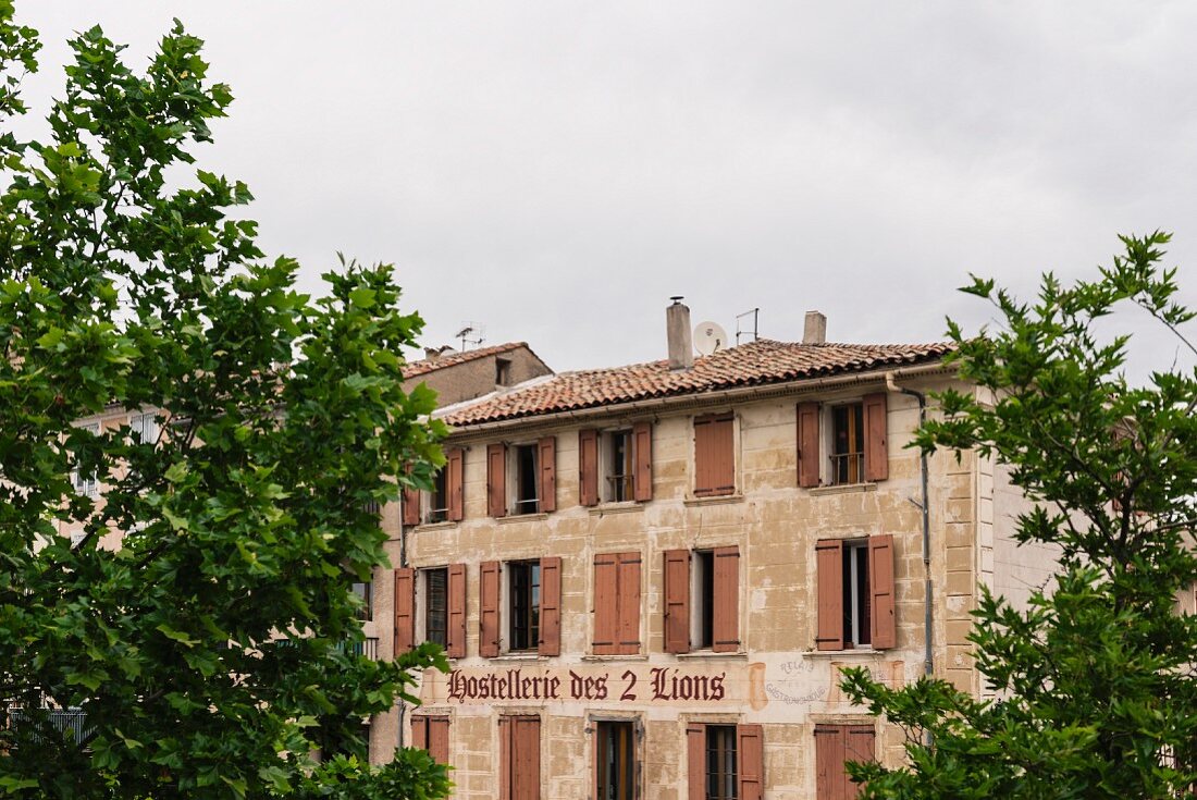 Die Brennerei von Henri Bardouin für Pastis-Herstellung in Forcalquier, Frankreich