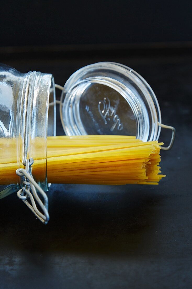Spaghetti in einem Einmachglas, umgekippt