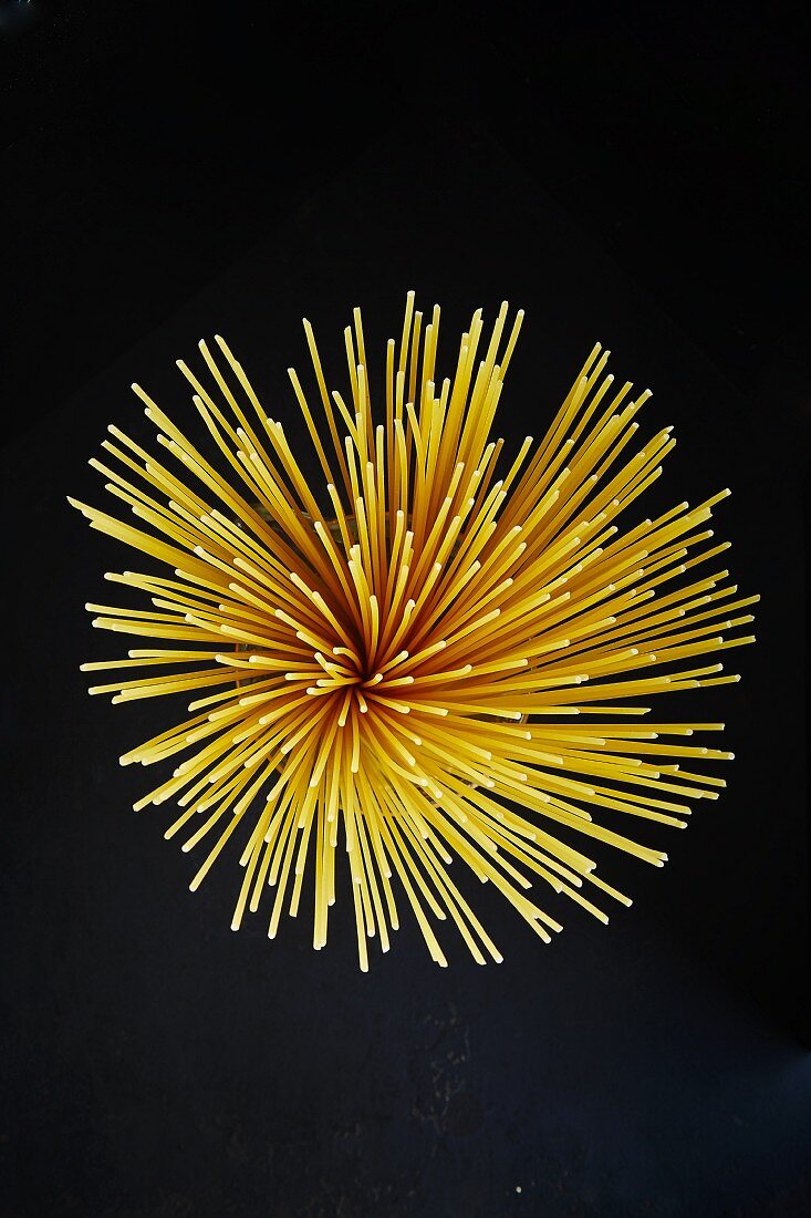 Spaghetti fanned out in a glass