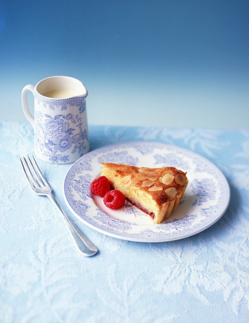 Ein Stück Bakewell Tarte mit Himbeeren (Mandelkuchen, England)