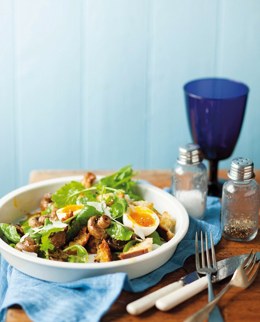 Pilzsalat mit Eiern, Rucola und Croûtons