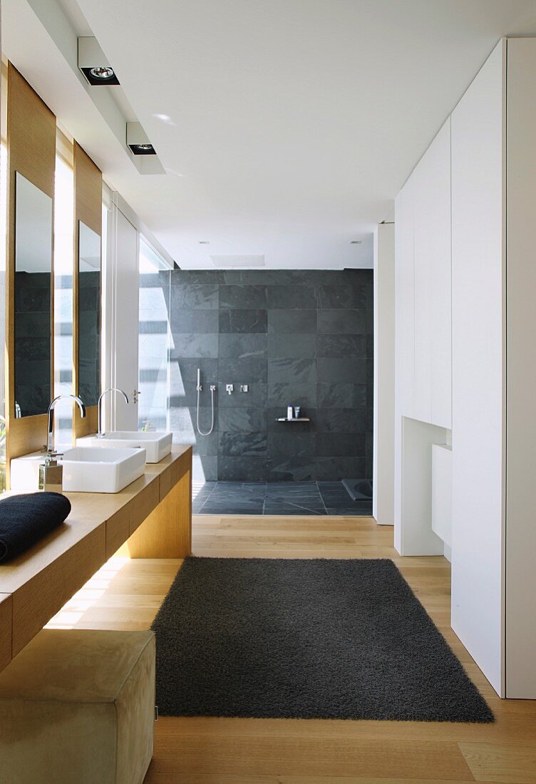 Modernes Badezimmer mit offener ebenerdiger Dusche