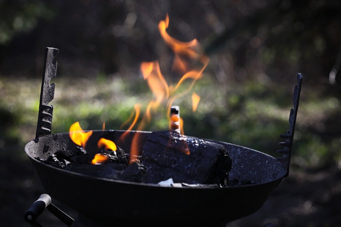 Grill mit brennender Holzkohle