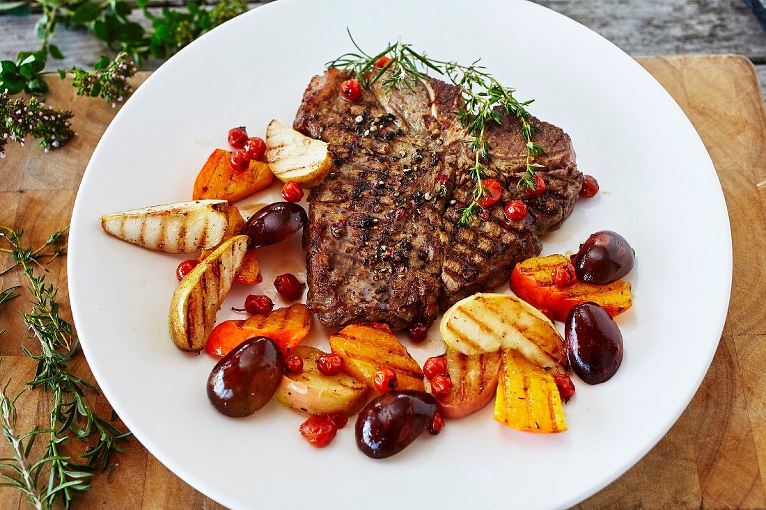 T-Bone Steak mit glasierten Früchten und Kürbis