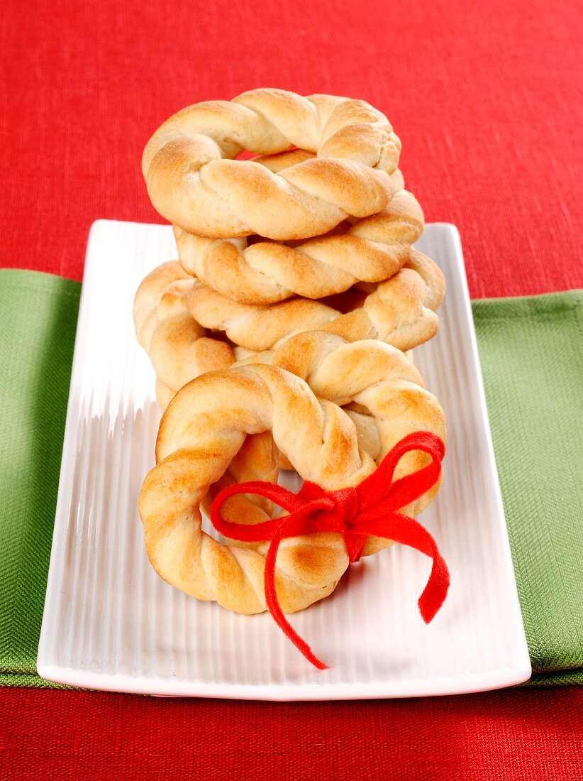 Ciambelle al latte (sweet ring-shaped milk pastries from Italy)