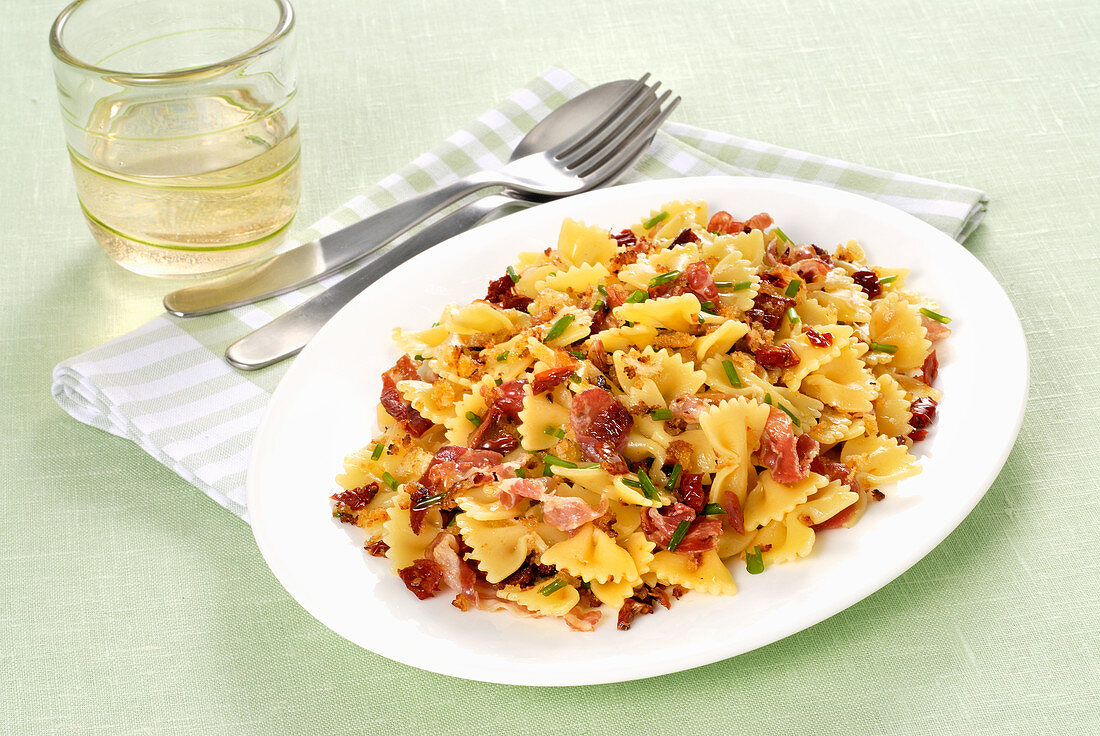 Farfalle mit Speck und knusprigen Brotbröseln