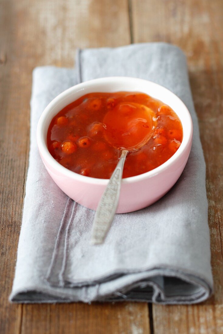 Ebereschenmarmelade im Schälchen mit Löffel