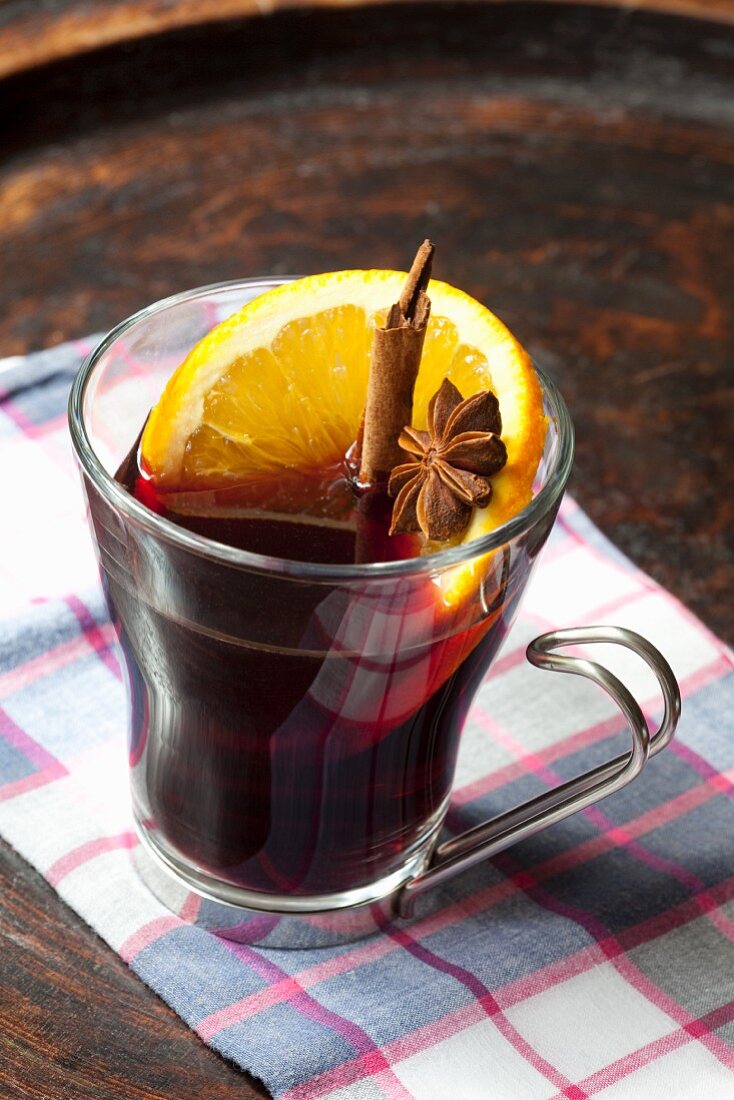 Mulled wine with cinnamon, star anise and orange slices