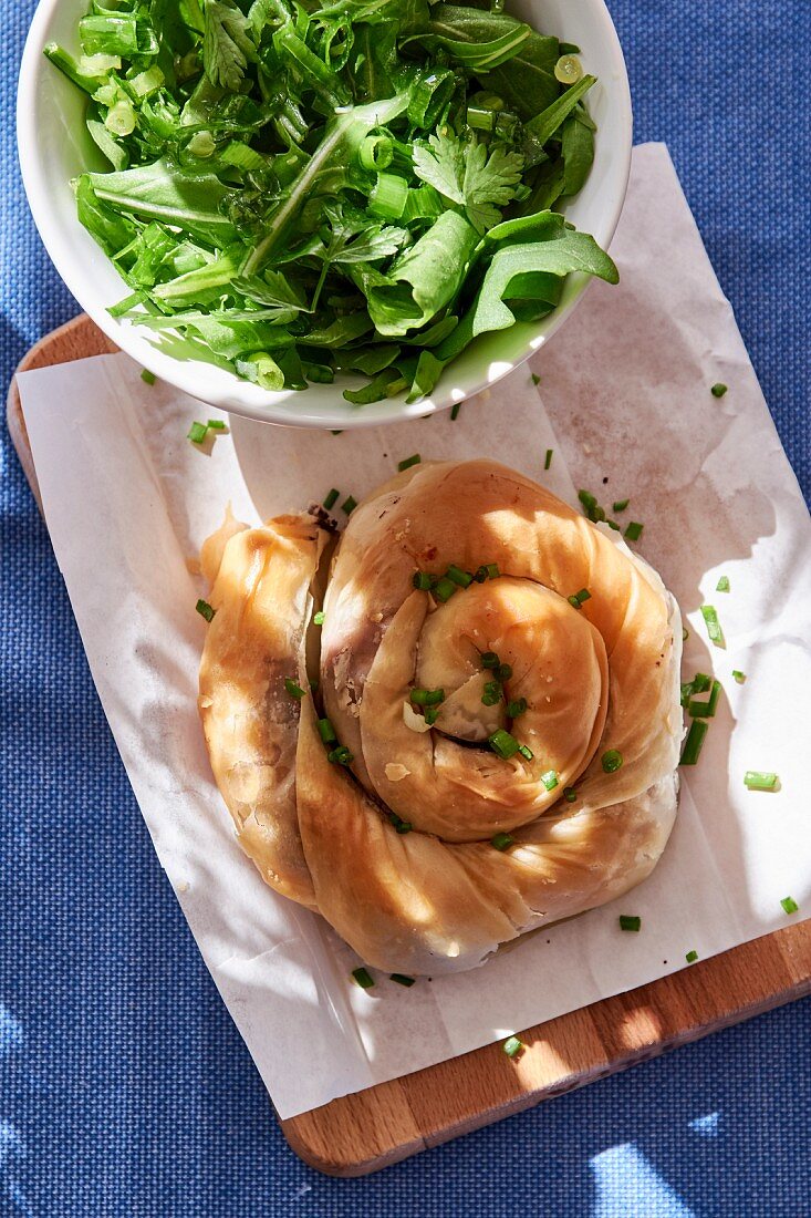 Griechische Filoteigpastete mit Salat