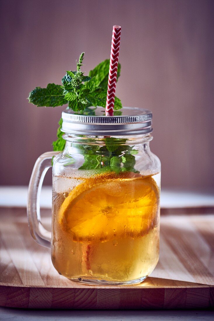 Fruchtsaft mit Minze, Orangenscheibe und Eiswürfel