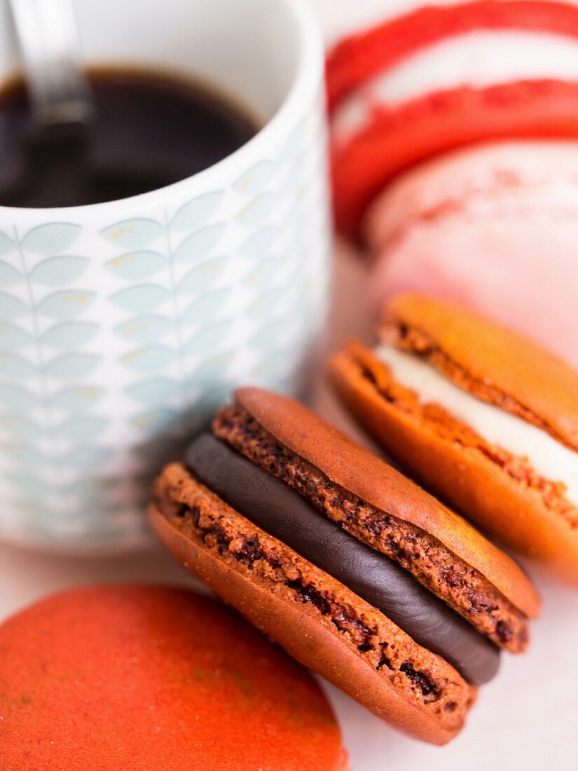 Macarons um eine Tasse Kaffee