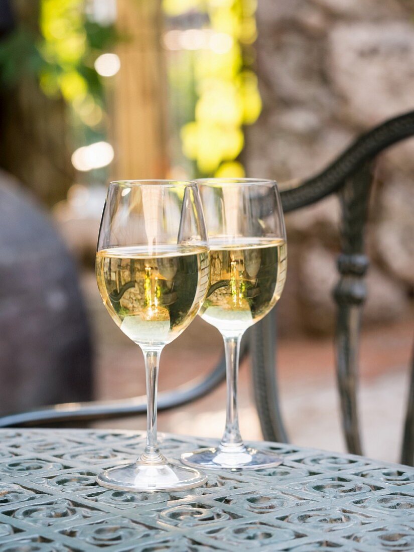 Zwei Gläser Albarino Weißwein, serviert in einem Weingut in Galizien, Spanien