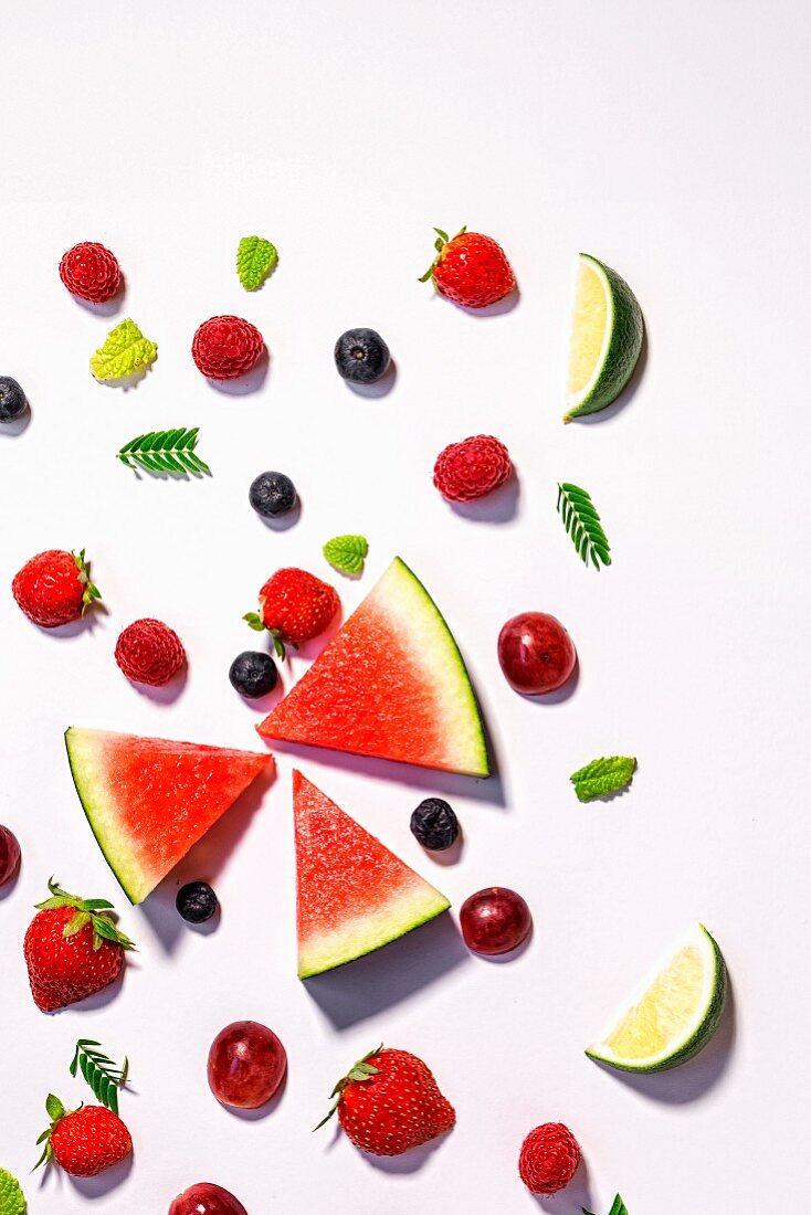 Verschiedene frische Früchte auf weißem Hintergrund (Symbolbild Diät)