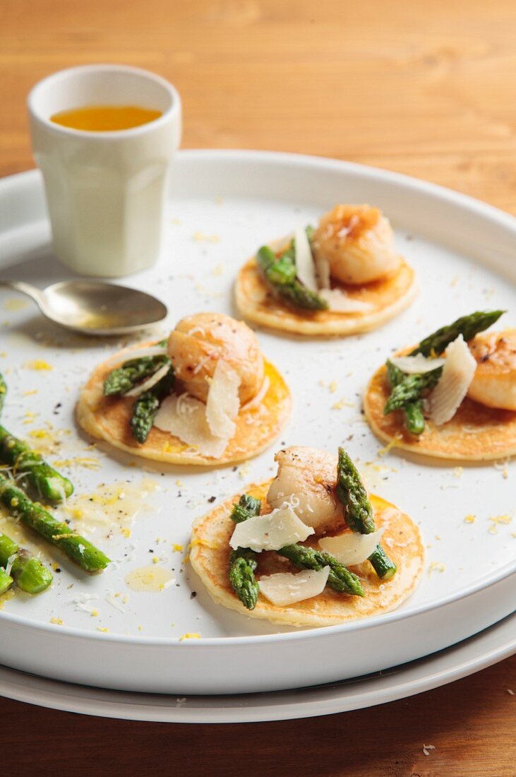 Blinis mit Jakobsmuscheln, Spargel und Orangensauce