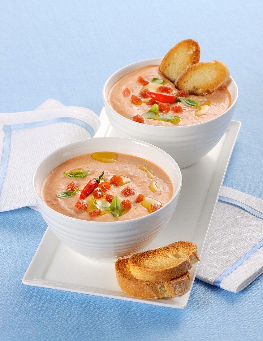Creamy tomato soup with toasted bread