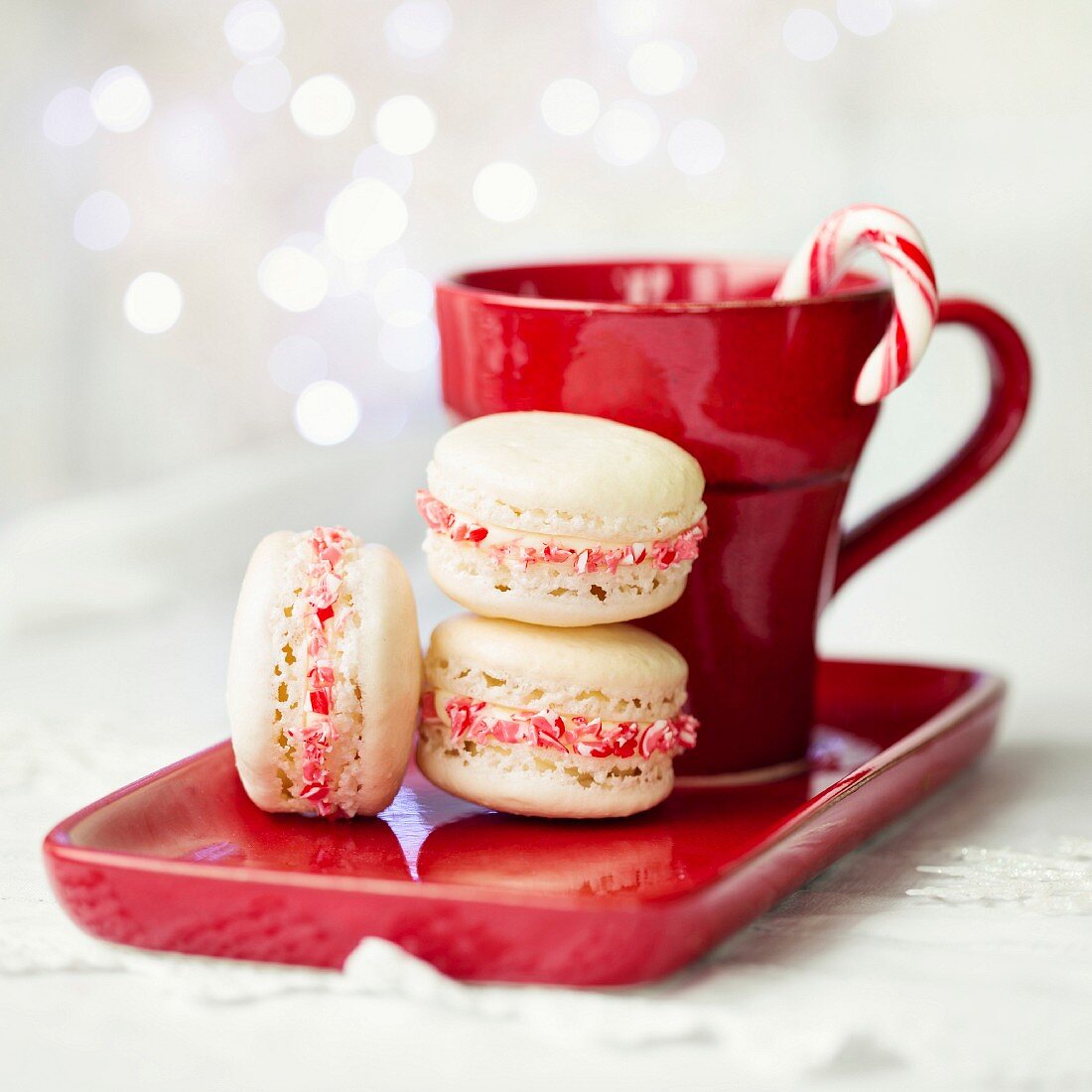Weihnachts-Macarons mit zerkleinerter Zuckerstange gefüllt