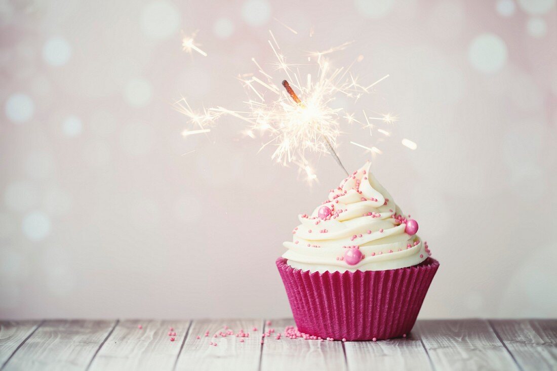 Rosa Geburtstags-Cupcake mit Wunderkerze