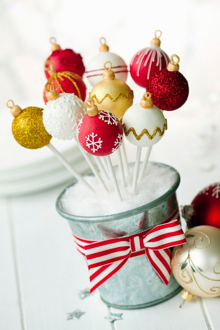 Rote, weiße und goldene Cake Pops als Weihnachtsbaumanhänger